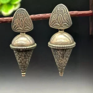 Moonlit Grace: Modern Silver Earrings for a Refined Look