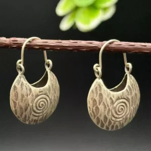 Celestial Grace: Silver for a Modern Classic Look