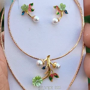 Emerald Blossom: Exquisite Pearl Pendant