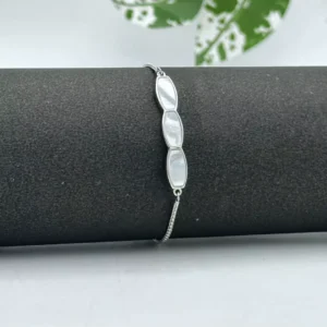 Pearl Radiance: Silver Chain Bracelet